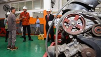 Direktur PT Agincourt Resources (PTAR) Noviandri (kiri) berbincang dengan Direktur Politeknik Perkapalan Negeri Surabaya (PPNS) Rachmad Tri Soelistijono disela-sela prosesi wisuda program apprentice di PPNS, Surabaya, Jawa Timur. Program apprentice tersebut merupakan kerja sama antara PPNS dan PTAR untuk pengembangan kompetensi karyawan pada spesialisasi Mechanical Fitter dan Electrical & Instrumentation.