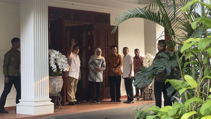 Prabowo Subianto menerima Khofifah Indar Parawansa dan Emil Dardak di kediaman Jalan Kertanegara, Jakarta Selatan.