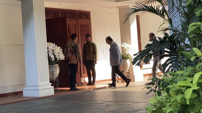 Presiden terpilih Prabowo Subianto menerima Bos Mayapada, Dato Tahir, di kediamannya di Jalan Kertanegara, Jakarta Selatan, Jumat (7/6/2024).