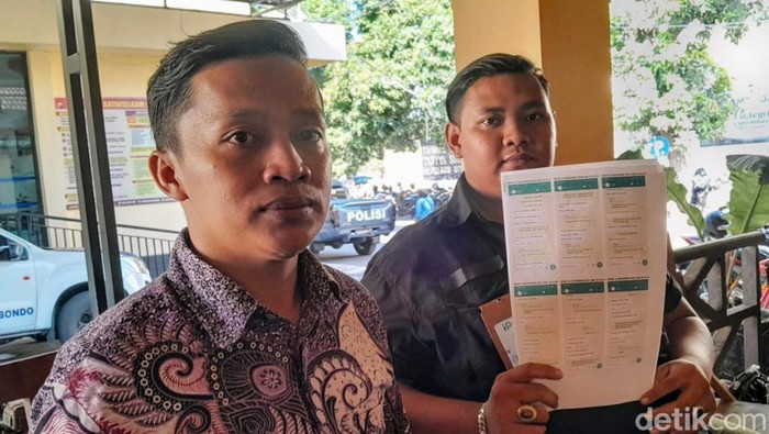 Pria Situbondo saat melaporkan mantan istri yang menuduhkan selingkuh dengan ibu kandung ke polisi