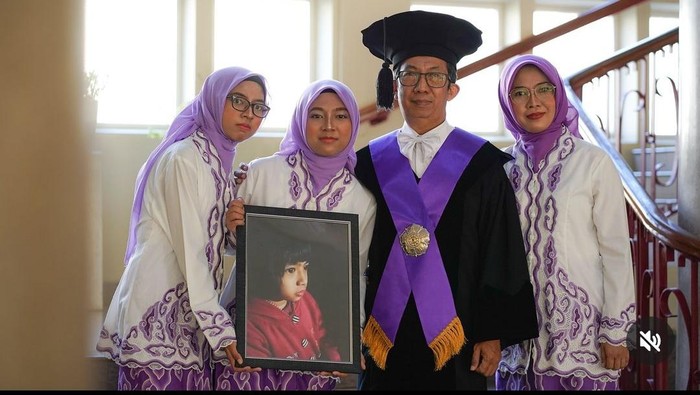 Prof. drh. Dwi Liliek Kusindarta, M.P., Ph.D. saat berfoto dengan keluarganya juga foto mendiang putrinya, Zanta Fidelya Mumtazaa.
