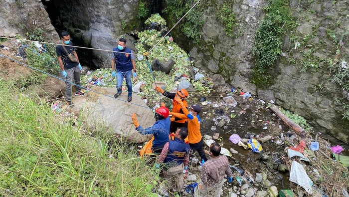 Proses evakuasi jenazah anak lelaki di sungai wilayah Kecamatan Getasan, Kabupaten Semarang, Jumat (7/6/2024) pagi.
