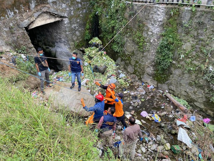 Proses evakuasi jenazah anak lelaki di sungai wilayah Kecamatan Getasan, Kabupaten Semarang, Jumat (7/6/2024) pagi.