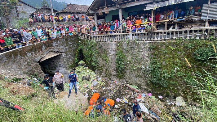 Proses evakuasi jenazah anak lelaki di sungai wilayah Kecamatan Getasan, Kabupaten Semarang, Jumat (7/6/2024) pagi.
