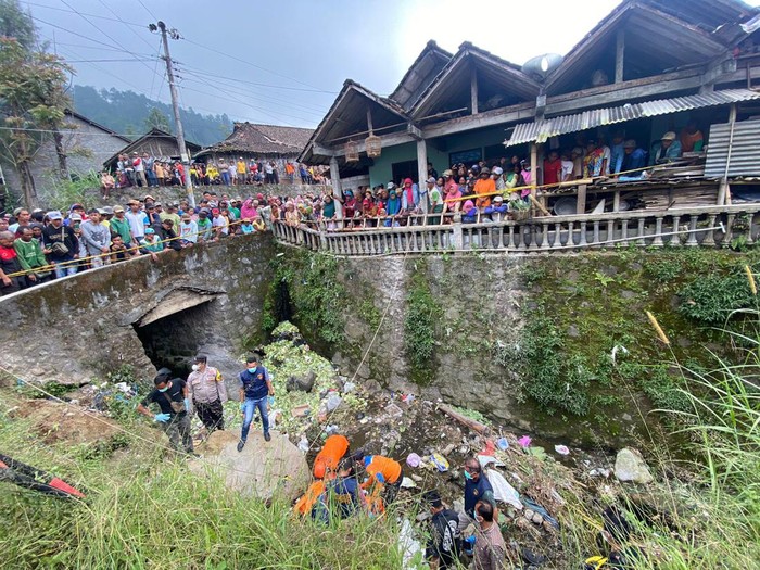 Proses evakuasi jenazah anak lelaki di sungai wilayah Kecamatan Getasan, Kabupaten Semarang, Jumat (7/6/2024) pagi.