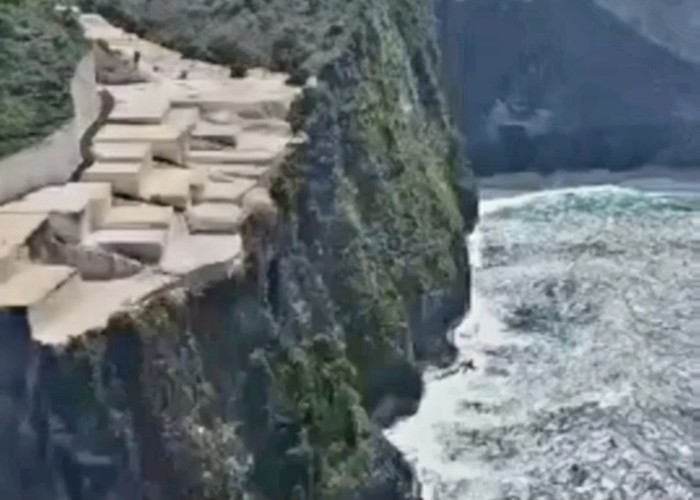 Proyek di atas tebing Pantai Kelingking, Desa Bunga Mekar, Kecamatan Nusa Penida, Klungkung, viral di media sosial (medsos). (Tangkapan layar video Instagram @balibroadcast)