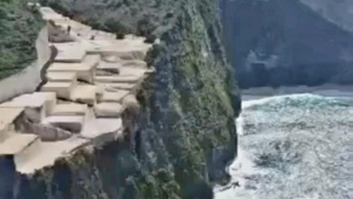Proyek di atas tebing Pantai Kelingking, Desa Bunga Mekar, Kecamatan Nusa Penida, Klungkung, viral di media sosial (medsos). (Tangkapan layar video Instagram @balibroadcast)