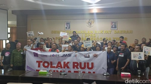 Puluhan jurnalis di NTT berdemonstrasi menolak revisi UU Penyiaran di DPRD NTT, Jumat (7/5/2024). (Simon Selly/detikBali)