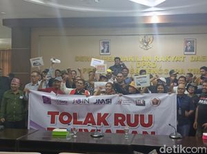 Jurnalis NTT Demonstrasi Tuntut DPR Hentikan Pembahasan Revisi UU Penyiaran