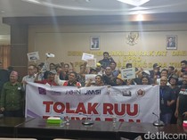 Jurnalis NTT Demonstrasi Tuntut DPR Hentikan Pembahasan Revisi UU Penyiaran