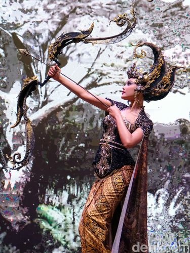 Puteri Indonesia 2024, Harashta Haifa Zahra mengenakan kostum Srikandi dengan panahnya.