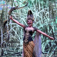 Wanita kelahiran 5 September 2003 ini mengaku semenjak menjadi Puteri Indonesia 2024, ia mengubah pola hidupnya menjadi lebih sehat. Wanita yang akrab disapa Tata ini menuturkan ingin menambah massa ototnya. Sebelumnya berat badan aku 50 kg. Cuma sekarang tambah massa otot. Jadi lebih berbentuk dengan tinggi badan aku 174 cm, jelasnya. Tata mengganti pola makan dengan mengonsumsi menu dari katering sehat dan menjauhi makanan siap saji. Saya sendiri tidak ada pantangan untuk makanan. Justru saya menambah masa otot jadi berdasarkan diskusi dengan pihak gym. Saya lebih baik menambahkan protein, terangnya. Foto: Andhika Prasetia.