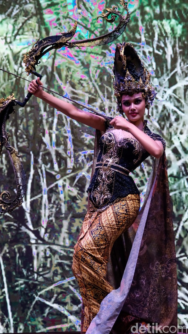 Dara berusia 20 tahun ini siap menunjukkan penampilan terbaiknya pada sesi National Costume di ajang kontes kecantikan yang diadakan di Nowy Sacz, Malopolska. Polandia. Selain menjelma menjadi Srikandi Manah, wanita yang akrab disapa Tata itu juga akan menjelaskan soal advokasinya. Aku akan membawa advokasi saya tentang Food Waste ke seluruh dunia untuk sama-sama setop Food Waste. Saya memberikan edukasi kepada semua orang, ucap Tata saat konferensi pers Puteri Indonesia 2024, Harashta Haifa Zahra Goes Miss Supranational, Jumat (7/6/2024) di Midaz Senayan Golf, Senayan Avenue, Jakarta. Foto: Andhika Prasetia.