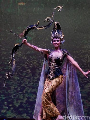 Puteri Indonesia 2024, Harashta Haifa Zahra mengenakan kostum Srikandi dengan panahnya.