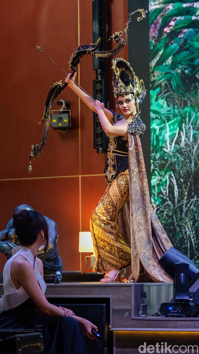 Puteri Indonesia Jawa Barat 2024 ini mengungkapkan salah satu persiapannya yaitu diet demi membentuk tubuhnya. Dia juga rutin berolahraga. Saya sendiri tidak mengurangi berat badan karena memang sudah ideal hanya saja membentuk tubuh lewat gym. Kemudian pola hidup yang lebih sehat karena sebelumnya saya seorang mahasiswi yang pastinya tidur malam, begadang mengerjakan tugas dan sebagainya, ungkap Harastha. Foto: Andhika Prasetia.