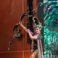 Puteri Indonesia Jawa Barat 2024 ini mengungkapkan salah satu persiapannya yaitu diet demi membentuk tubuhnya. Dia juga rutin berolahraga. Saya sendiri tidak mengurangi berat badan karena memang sudah ideal hanya saja membentuk tubuh lewat gym. Kemudian pola hidup yang lebih sehat karena sebelumnya saya seorang mahasiswi yang pastinya tidur malam, begadang mengerjakan tugas dan sebagainya, ungkap Harastha. Foto: Andhika Prasetia.