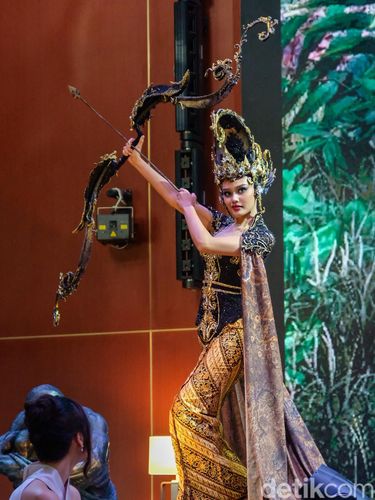 Puteri Indonesia 2024, Harashta Haifa Zahra mengenakan kostum Srikandi dengan panahnya.