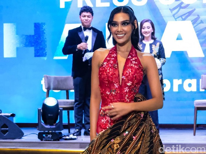 Puteri Indonesia 2024, Harashta Haifa Zahra memeragakan busana dalam acara Puteri Indonesia 2024, Harashta Haifa Zahra Goes Miss Supranational di Jakarta, Jumat (7/6/2024).