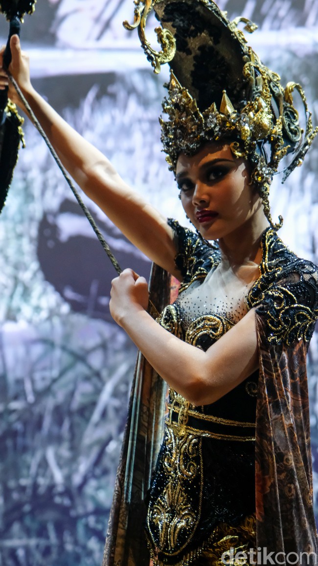 Kostum nasional Srikandi Manah yang dibawa Harashta atau Tata ke Miss Supranational 2024 terdapat embos emas yang melambangkan kemegahan. Ada juga kain tradisional bermotif parang khas budaya Jawa dan alat panahan. Tata mengaku tidak mengalami demam panggung menjelang tampil di Miss Supranational 2024 karena sudah terbiasa tampil di depan umum. Ia sangat percaya diri dan yakin bisa membawakan hasil yang maksimal untuk Indonesia. Foto: Andhika Prasetia.