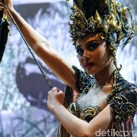 Kostum nasional Srikandi Manah yang dibawa Harashta atau Tata ke Miss Supranational 2024 terdapat embos emas yang melambangkan kemegahan. Ada juga kain tradisional bermotif parang khas budaya Jawa dan alat panahan. Tata mengaku tidak mengalami demam panggung menjelang tampil di Miss Supranational 2024 karena sudah terbiasa tampil di depan umum. Ia sangat percaya diri dan yakin bisa membawakan hasil yang maksimal untuk Indonesia. Foto: Andhika Prasetia.