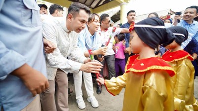 Raffi Ahmad dan Zita Anjani Bagi Makan-Susu Gratis untuk Anak Paud