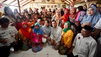 Ketua DPP PAN Zita Anjani bersama aktris Raffi Ahmad mengunjungi PAUD Harapan Bangsa di Batu Ampar, Cililitan, Jakarta Timur. Kunjungan keduanya dalam rangka berbagi makan siang dan susu gratis untuk anak PAUD.