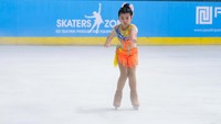 Peserta melakukan pemanasan sebelum unjuk gigi dalam solo competition ice skating.