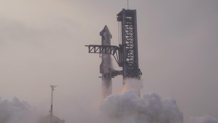 SpaceXs mega rocket Starship lifts off in a heavy haze for a test flight from Starbase in Boca Chica, Texas, Thursday, June 6, 2024. (AP Photo/Eric Gay)