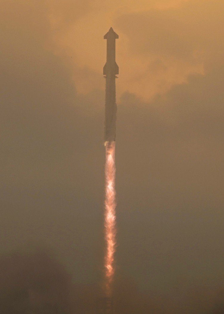 Roket Raksasa Starship Milik Elon Musk Berhasil Meluncur Tanpa Meledak SpaceXs mega rocket Starship lifts off in a heavy haze for a test flight from Starbase in Boca Chica, Texas, Thursday, June 6, 2024. (AP Photo/Eric Gay)