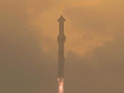 Roket Raksasa Starship Milik Elon Musk Berhasil Meluncur Tanpa Meledak