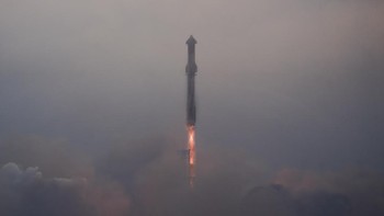 Starship meluncur dari fasilitas Starbase di Boca Chica, Texas. Roket ini meluncur pada Kamis (6/6) pukul 7:50 CT atau sekitar pukul 19.50 waktu Indonesia. (SpaceX via AP)