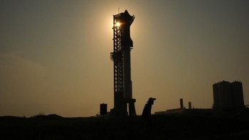 Starship merupakan sistem transportasi luar angkasa generasi berikutnya dari SpaceX yang dikembangkan perusahaan untuk membawa manusia dan kargo ke Bulan hingga Mars. (AP Photo/Eric Gay)