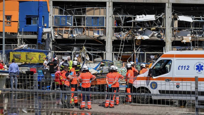 Emergency personnel work at the scene of an explosion and fire at a home-improvement chain store in Botosani, Romania, June 7, 2024. Inquam Photos/Denis Grosu via REUTERS ATTENTION EDITORS - THIS IMAGE WAS PROVIDED BY A THIRD PARTY. ROMANIA OUT. NO COMMERCIAL OR EDITORIAL SALES IN ROMANIA
