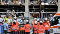 Petugas damkar dan tim penyelamat setempat diterjunkan untuk memadamkan api. Belum diketahui pasti penyebab ledakan.