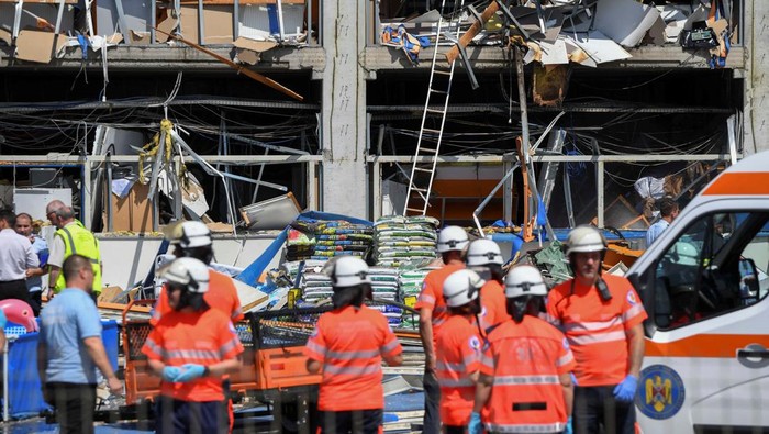 Emergency personnel work at the scene of an explosion and fire at a home-improvement chain store in Botosani, Romania, June 7, 2024. Inquam Photos/Denis Grosu via REUTERS ATTENTION EDITORS - THIS IMAGE WAS PROVIDED BY A THIRD PARTY. ROMANIA OUT. NO COMMERCIAL OR EDITORIAL SALES IN ROMANIA