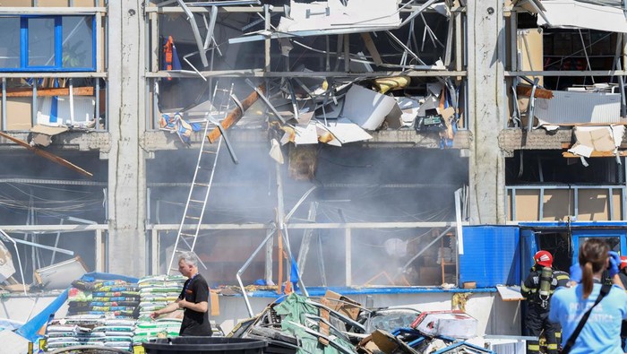 Emergency personnel work at the scene of an explosion and fire at a home-improvement chain store in Botosani, Romania, June 7, 2024. Inquam Photos/Denis Grosu via REUTERS ATTENTION EDITORS - THIS IMAGE WAS PROVIDED BY A THIRD PARTY. ROMANIA OUT. NO COMMERCIAL OR EDITORIAL SALES IN ROMANIA