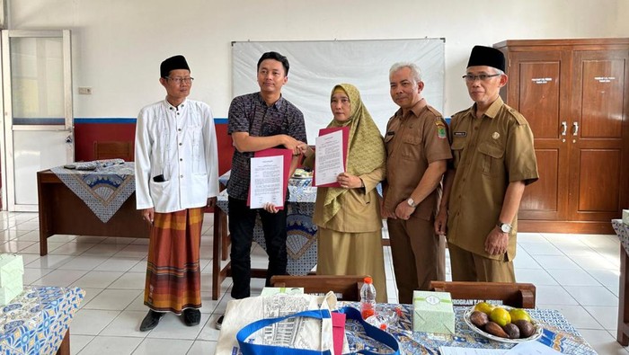 Dalam rangka membenahi infrastruktur pendidikan, PERURI melalui Program Tanggung Jawab Sosial dan Lingkungan (TJSL) memberikan bantuan renovasi bangunan kelas dan fasilitas Sekolah Dasar Negeri (SDN) Tunggakjati I, Karawang Barat, Kabupaten Karawang.