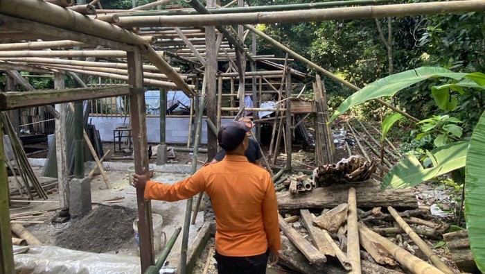 Rumah warga Ciawi, Bogor, rusak tertimpa pohon tumbang