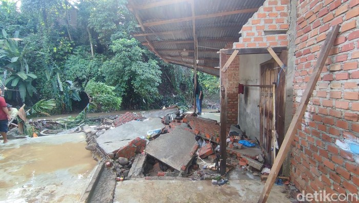 Rumah warga di Lubuklinggau yang hancur akibat banjir