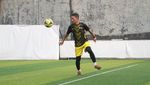 Saat Ismed Sofyan Main Bola Bareng Pewarta Foto
