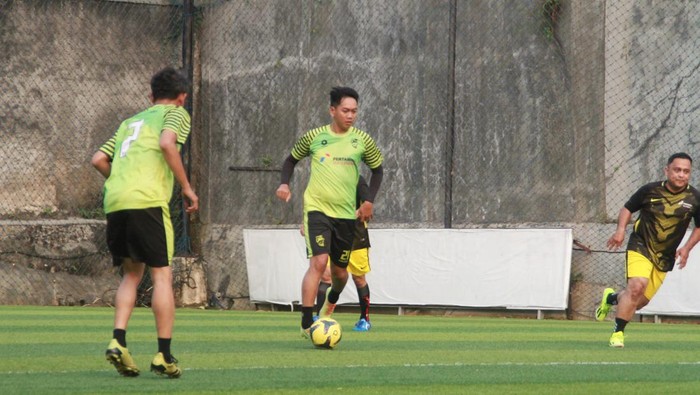 Pertandingan Persahabatan Mini Soccer digelar antara Pertamina Hulu Energi melawan Pewarta Foto. Pertandingan juga diikuti oleh pemain legendaris Persija Jakarta Ismed Sofyan.