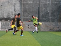 Saat Ismed Sofyan Main Bola Bareng Pewarta Foto