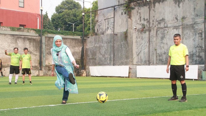 Saat Ismed Sofyan Main Bola Bareng Pewarta Foto Pertandingan Persahabatan Mini Soccer digelar antara Pertamina Hulu Energi melawan Pewarta Foto. Pertandingan juga diikuti oleh pemain legendaris Persija Jakarta Ismed Sofyan.