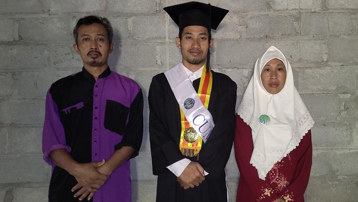 Sahid Ramandhani, wisudawan UNY yang lulus tanpa skripsi dan KKN dengan predikat cum laude dan IPK 3,83.
