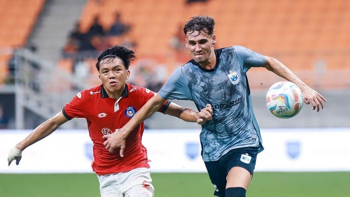 Salah satu pemain asing trial PSIS asal Inggris, Deri Cofre (kanan) dalam turnamen pramusim beberapa waktu lalu.