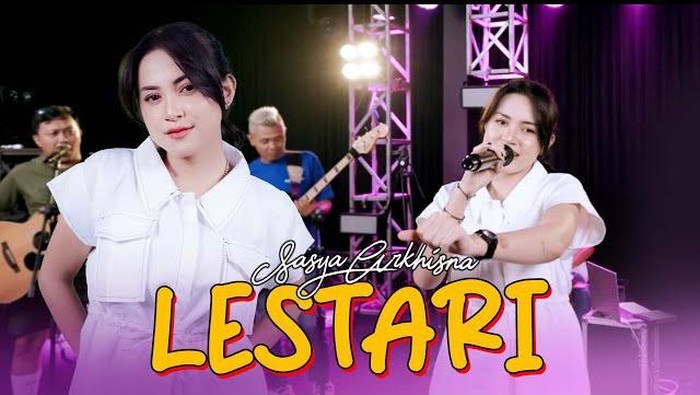 Sasya Arkhisna menyanyikan lagu Lestari.