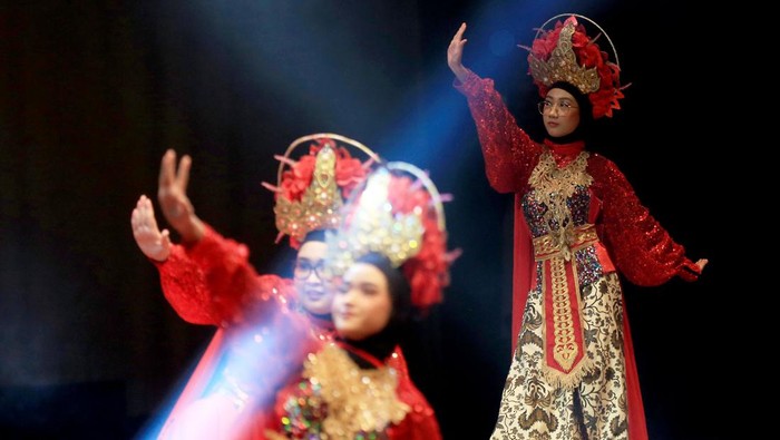 Siswa SMP Unjuk Bakat Peringati Hari Kebangkitan Nasional Siswa kelas 8 SMP Islam Al-Azhar BSD tampil dalam pementasan drama Pertempuran 10 November yang merupakan rangkaian acara yang bertajuk βPagelaran Harmoni Negeriku, Jayalah Bangsakuβ di Teater Besar, Taman Ismail Marzuki, Menteng, Jakarta Pusat, Rabu (05/06/2024).