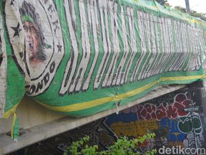 Potret Spanduk Raksasa Persebaya Jelang Anniversary Game ke-97