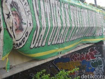 Potret Spanduk Raksasa Persebaya Jelang Anniversary Game ke-97