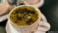 Tak disangka perpaduan STMJ dengan espresso menghasilkan rasa yang nimat. Jahetnya terasa seimbang dengan aroma dan rasa kopi yang kuat. Foto: detikcom/Riska Fitria
